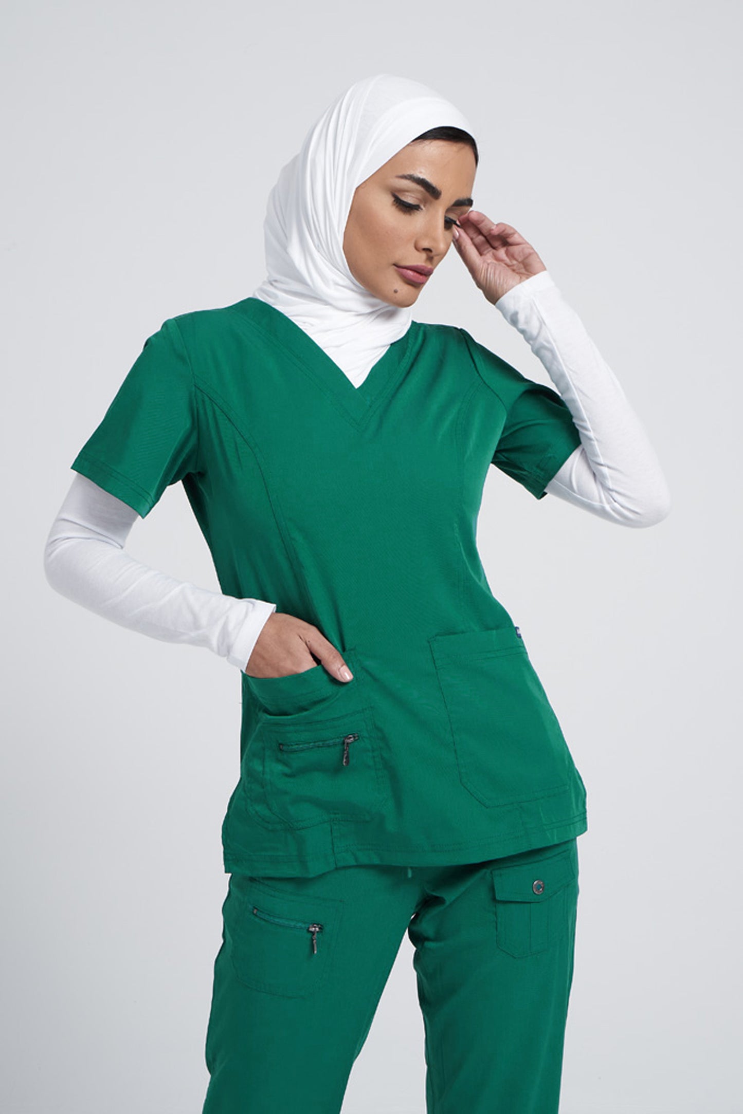 ادار برو - طقم اسكرب نسائي برقبة على شكل حرف V P4212-P4100