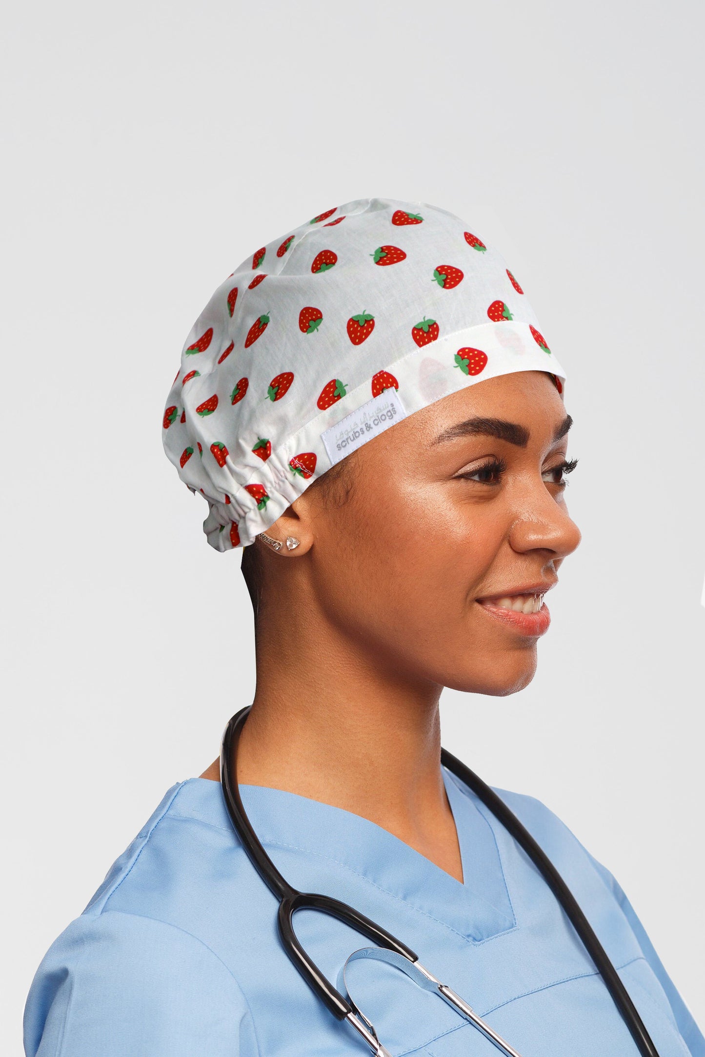 قبعة جراحية بيضاء بطبعة فراولة