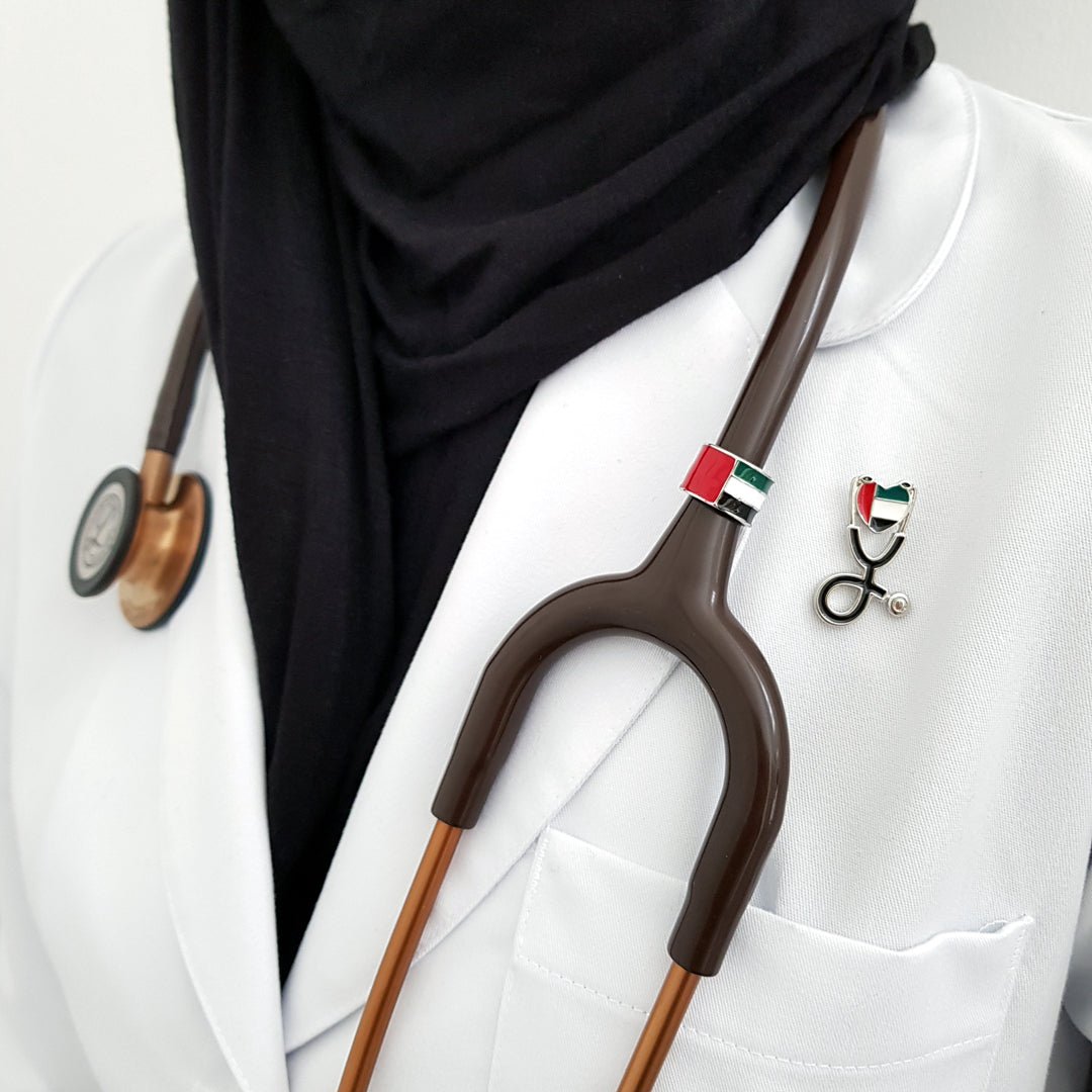 تعليقة سماعة طبية على شكل علم الإمارات