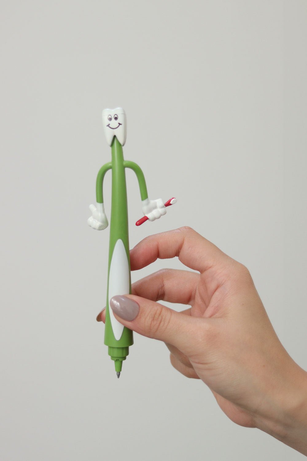 قلم على شكل رجل أسنان أخضر